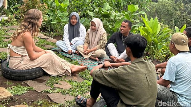 Suasana ketika warga lokal berbicara dan interaksi dengan bule di La Cabana Glamping, Desa Bebidas Kec. Wanasaba Lombok Timur NTB, Minggu (11/5/2025). ( Sanusi Ardi W/detikBali).