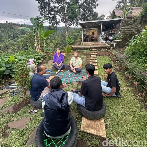 Suasana ketika warga lokal berbicara dan interaksi dengan bule di La Cabana Glamping, Desa Bebidas Kec. Wanasaba Lombok Timur NTB, Minggu (11/5/2025). ( Sanusi Ardi W/detikBali).