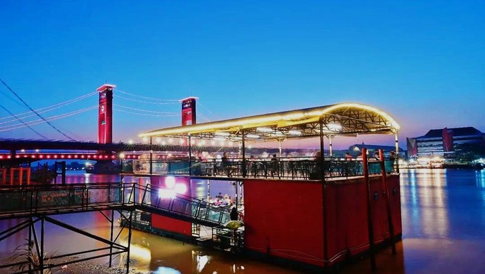 Tempat ngopi di tepi Sungai Musi Palembang dengan pemadangan Jembatan Ampera