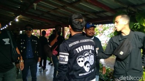 The dudas-1 (minus one), Ariel, Desta, dan Gading Marteen ditemani Rigen, di Bima, NTB, Minggu, (11/5/2025). (Dok. Rafiin/detikBali)