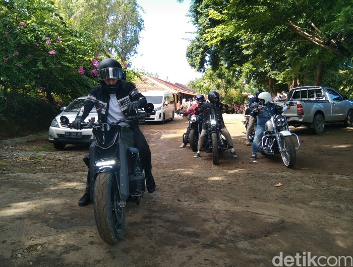 The Dudas ditemani Rigen, motoran di Bima, NTB, Minggu, (11/5/2025). (Dok. Rafiin/detikBali)