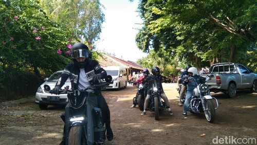 The Dudas ditemani Rigen, motoran di Bima, NTB, Minggu, (11/5/2025). (Dok. Rafiin/detikBali)