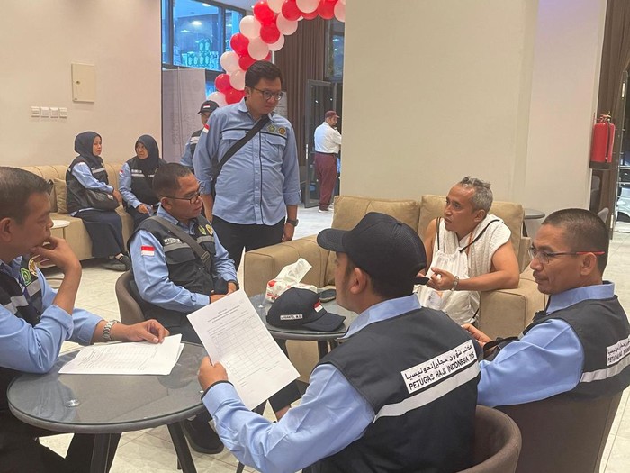 Tim PPIH Sektor 4 Gercep Bantu 3 Jemaah yang Terpisah dengan Keluarga