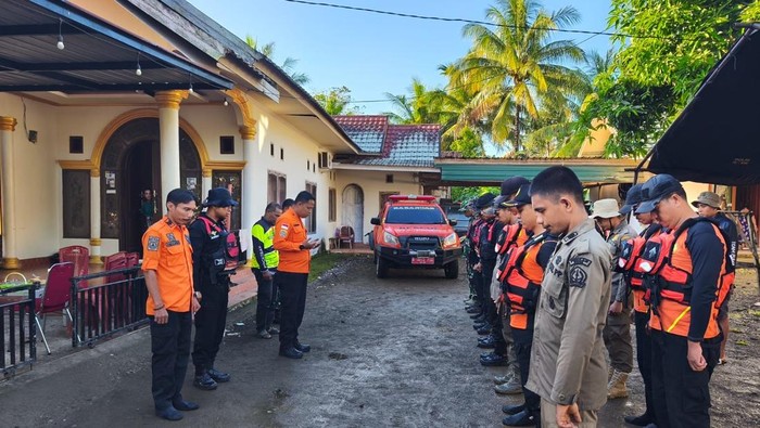 Tim SAR gabungan berdoa sebelum melakukan pencarian orang hanyut di Bone.
