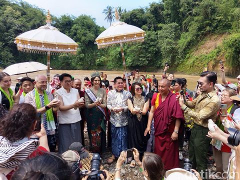 Umat Buddha melepas benih ikan dan merpati di Sungai Progo, Brojonalan, Kabupaten Magelang, Minggu (11/5/2025).