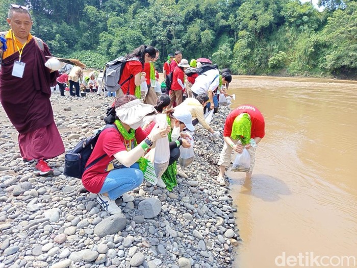 Umat Buddha melepas benih ikan dan merpati di Sungai Progo, Brojonalan, Kabupaten Magelang, Minggu (11/5/2025).