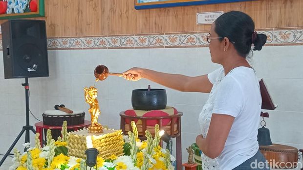 Umat Budhha mengikuti prosesi penyucian rupang di Vihara Paramita Bali, Jalan Gunung Fujiyama, Pemecutan Kaja, Denpasar, Bali, Minggu (11/5/2025). (Foto: Aryo Mahendro/detikBali)