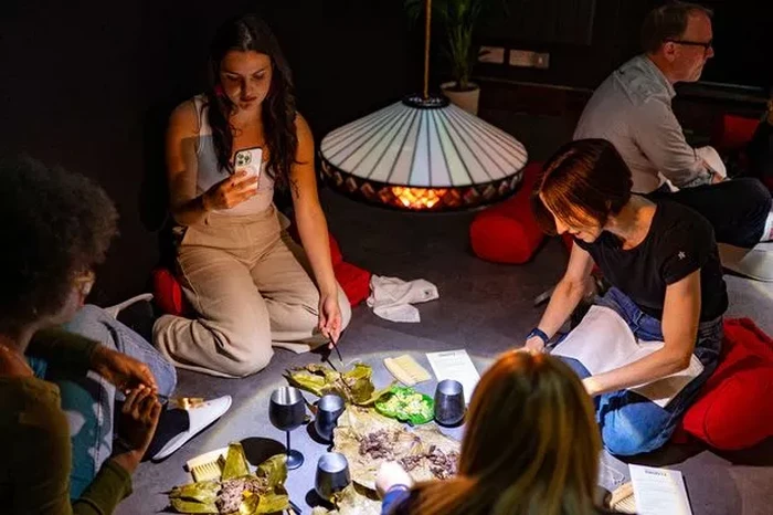 Unik! Konsep Restoran Pop-up Sajikan Makanan Langsung di Atas Lantai