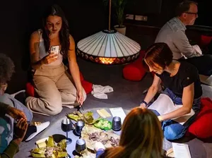 Unik! Konsep Restoran Pop-up Sajikan Makanan Langsung di Atas Lantai