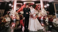 Iptu Mochammad Andhika dan Valerie Tifanka saling menatap penuh cinta selepas prosesi Pedang Pora. (Foto: dok Instagram)