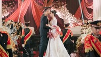 Iptu Mochammad Andhika mencium kening Valerie Tifanka. (Foto: dok Instagram)