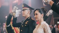 Iptu Mochammad Andhika beri hormat saat jalan dalam prosesi Pedang Pora. Sementara Valerie Tifanka tampak tenang sambil merangkul suaminya. (Foto: dok Instagram)