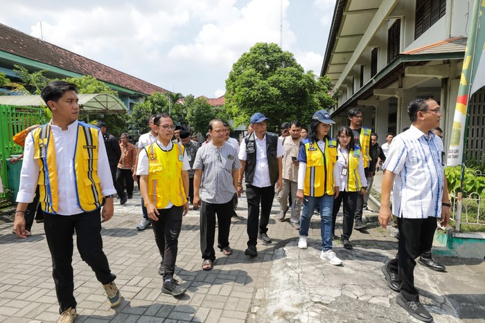 Wakil Menteri Sosial (Wamensos) Agus Jabo Priyono dan Wakil Menteri Pekerjaan Umum, Diana Kusumastuti, meninjau calon lokasi tambahan pembangunan Sekolah Rakyat di kawasan Taman Siswa, Yogyakarta, Sabtu (10/5).
