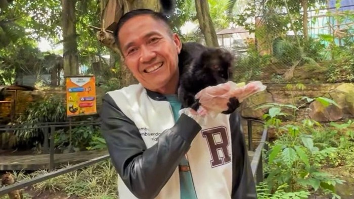 Wali Kota Palembang Ratu Dewa saat mengunjungi Jatim Park Mini Zoo