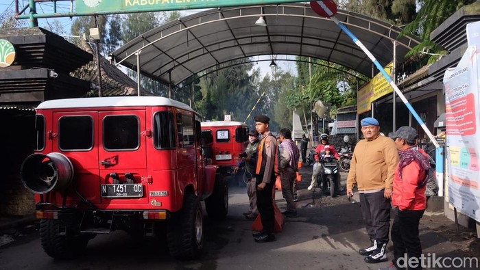 Antrean wisatawan masuk ke Bromo di pintu masuk Cemorolawang, Probolinggo