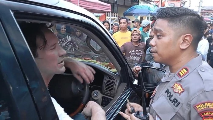 WNA asal Australia nyaris diamuk massa karena mengendara sambil mabuk dan menabrak kendaraan warga