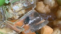 Pemilik akun @luxfleurx, bagikan kebiasaannya makan seblak campur es batu. Alasannya agar kuahnya tak terlalu panas. Foto: X/Instagram