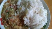 Kombinasi absurd makan nasi lauknya bubur ayam yang diaduk ini memang bikin orang bingung. Foto: X/Instagram