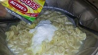 Makan mie instan kuah pakau bubuk minuman energi, disebut sebagai salah satu penistaan makanan oleh netizen. Foto: X/Instagram