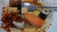 Sushi asal Jepang jadi menu makanan lokal bareng semur telur, orek tempe hingga kuah opor. Foto: X/Instagram