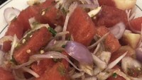 Pemilik akun @wedidntsleep, bagikan menu masakannya yang unik yaitu semangka yang ditumis dengan bawang. Foto: X/Instagram