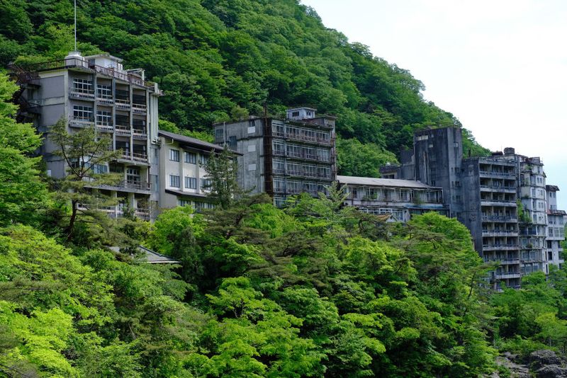 Le Hachijo Royal Hotel, le plus grand hôtel abandonné du Japon le 12 mai 2023. (Photo by Victor LOCHON/Gamma-Rapho via Getty Images)