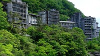 Dilansir dari The Sun, Hachijo Royal Hotel yang terbengkalai di Pulau Hachijo-jima adalah salah satu hotel terbesar di Jepang sebelum ditinggalkan. Dibuka pada 1963, hotel glamor ini menarik tamu dari seluruh dunia. Foto: Gamma-Rapho via Getty Images/Victor LOCHON