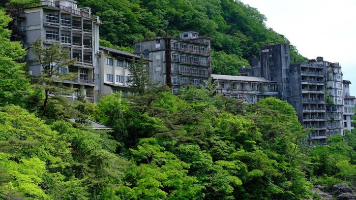 Le Hachijo Royal Hotel, le plus grand hôtel abandonné du Japon le 12 mai 2023. (Photo by Victor LOCHON/Gamma-Rapho via Getty Images)