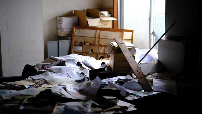 Pièce désordonnée remplie de vieux papiers du Hachijo Royal Hotel, le plus grand hôtel abandonné du Japon le 12 mai 2023. (Photo by Victor LOCHON/Gamma-Rapho via Getty Images)