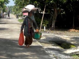 40 Tahun Jual Kue Keliling Jalan Lasinah Menuju Tanah Suci