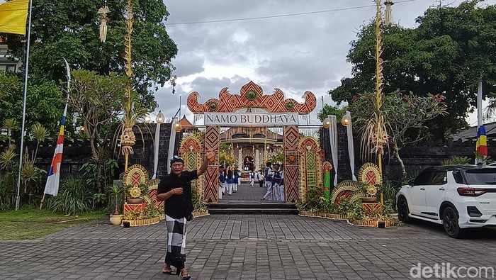Anggota pecalang turut membantu menjaga keamanan dan ketertiban umat Buddha yang merayakan Hari Trisuci Waisak di Vihara Buddha Sakyamuni Denpasar, Bali, Senin (12/5/2025). (Foto: Karsiani Putri/detikBali)