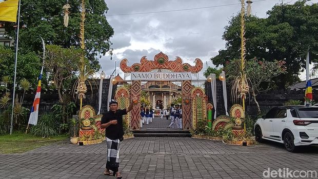 Anggota pecalang turut membantu menjaga keamanan dan ketertiban umat Buddha yang merayakan Hari Trisuci Waisak di Vihara Buddha Sakyamuni Denpasar, Bali, Senin (12/5/2025). (Foto: Karsiani Putri/detikBali) Anggota pecalang turut membantu menjaga keamanan dan ketertiban umat Buddha yang merayakan Hari Trisuci Waisak di Vihara Buddha Sakyamuni Denpasar, Bali, Senin (12/5/2025). (Foto: Karsiani Putri/detikBali)