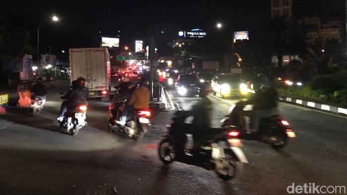 Arus lalu lintas di Jl Raya Puncak, Bogor, Jawa Barat sudah berlaku normal dua arah per pukul 21.00 WIB. (Solihin/detikcom)