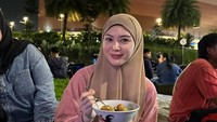 Ayana Moon lagi makan pempek di jalanan dekat Pondok Indah Mall, Jakarta Selatan. (Foto: dok Instagram)