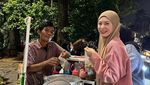 Ayana Moon Suka Beli Jajanan Pinggir Jalan Jakarta