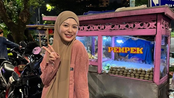 Ayana Moon Suka Beli Jajanan Pinggir Jalan Jakarta