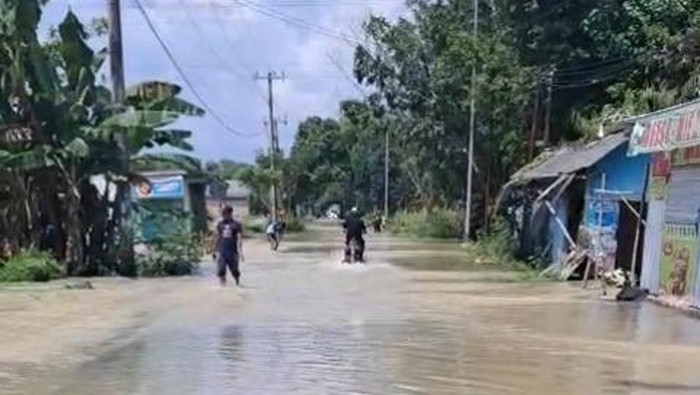 Desa Mejuwet Kacamatan Sumberjo, Bojonegoro terendam banjir imbas hujan deras sejak kemarin malam