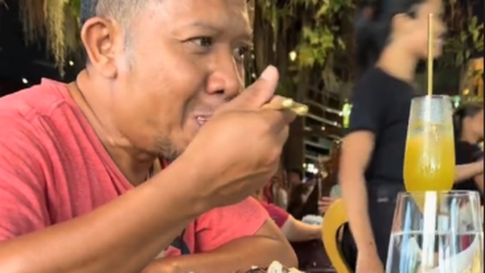 Bikin Haru! Turis Ini Ajak Supir Makan di Resto Mewah di Bali