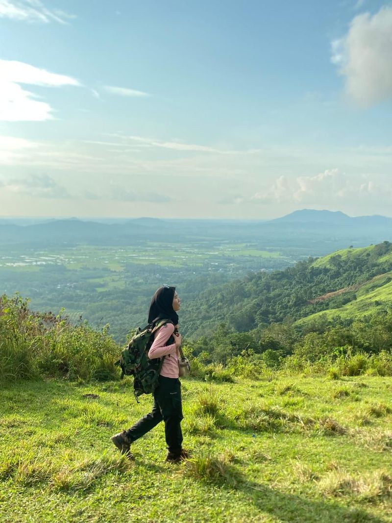 Bukit Sapu Angin di Kabupaten Tanah Laut Bukit Sapu Angin di Kabupaten Tanah Laut.