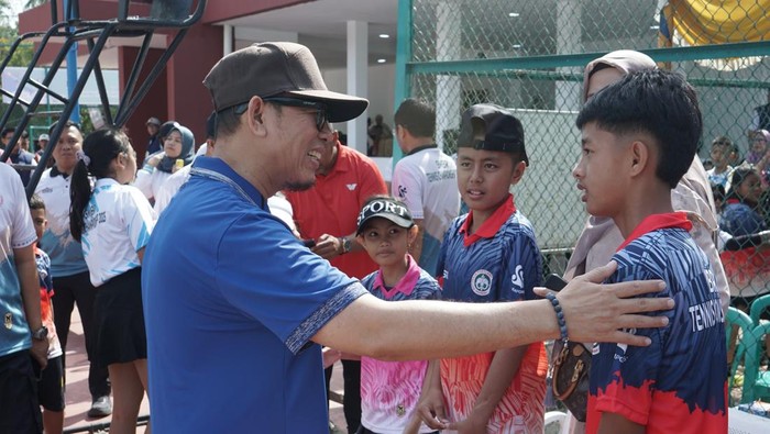 Bupati OKU Teddy Meilwansyah saat membuka turnamen Semen Baturaja Tennis Championship 2025