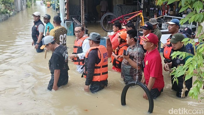 Bupati Pamekasan turun ke desa yang kena banjir