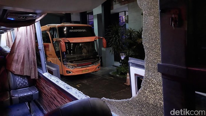 Penampakan kaca Bus Persik Kediri yang dilempari Aremania setelah laga dari Stadion Kanjuruhan