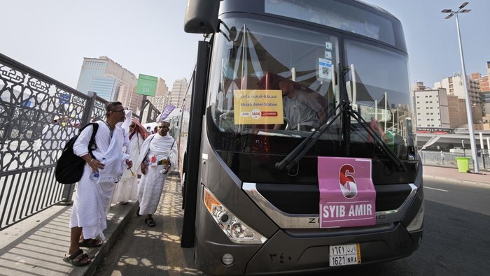 Bus Shalawat Layani Jemaah Haji Indonesia 24 Jam di Mekkah Jamaah calon haji Indonesia bersiap menaiki bus Shalawat seusai menunaikan umrah wajib di Masjidil Haram di terminal Syib Amir, Makkah, Arab Saudi, Minggu (11/5/2025). Panitia Penyelenggara Ibadah Haji (PPIH) Arab Saudi telah menyiapkan bus shalawat sebagai moda transportasi jamaah dari hotel ke Masjidil Haram dan sebaliknya yang beroperasi selama 24 jam pada musim haji 2025. ANTARA FOTO/Andika Wahyu/nym.