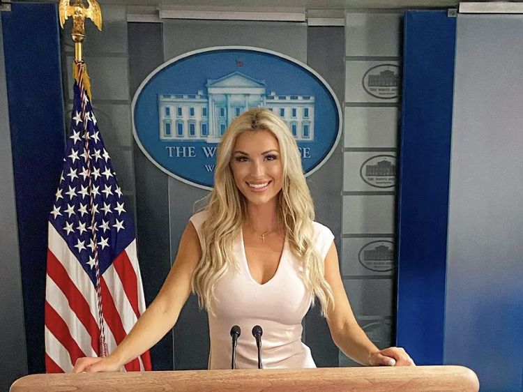 Foto Mantan Staf Donald Trump yang Pingsan Saat Siaran Langsung di TV