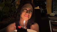 Bulan Januari tampaknya menjadi bulan spesial bagi wanita kelahiran 1994 itu. Di momen ulang tahunnya ia diberi satu potong kue cokelat, lengkap dengan lilin dan ucapan di piringnya. Foto: Instagram @taskyanamya