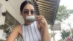 Cantiknya Taskya Namya Saat Makan Kue hingga Minum Kopi
