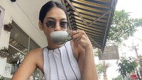 Saat liburan di Bali, pemain sinetron Cinta dan Rahasia ini tidak sengaja mampir ke sebuah kafe untuk nongkrong sambil menyeruput segelas kopi. Foto: Instagram @taskyanamya