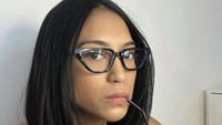 Momen lain terlihat ketika wanita yang memulai karir tahun 2012 ini lagi minum kopi. Segelas es kopi hitam dipesan untuk menemani kegiatannya. Foto: Instagram @taskyanamya