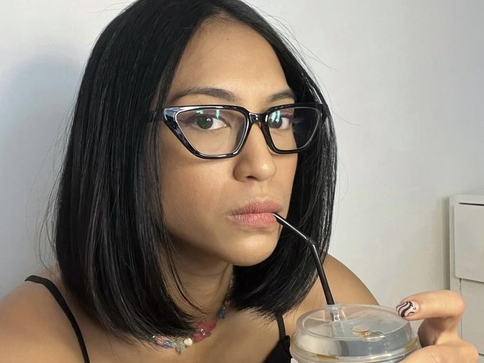 Cantiknya Taskya Namya Saat Makan Kue hingga Minum Kopi