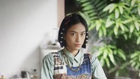 Pacar Ari Ilham ini juga sempat memamerkan pose ketika sedang masak. Masakan yang ia makan terlihat memiliki kuah berwarna merah! Kira-kira masak apa ya? Foto: Instagram @taskyanamya